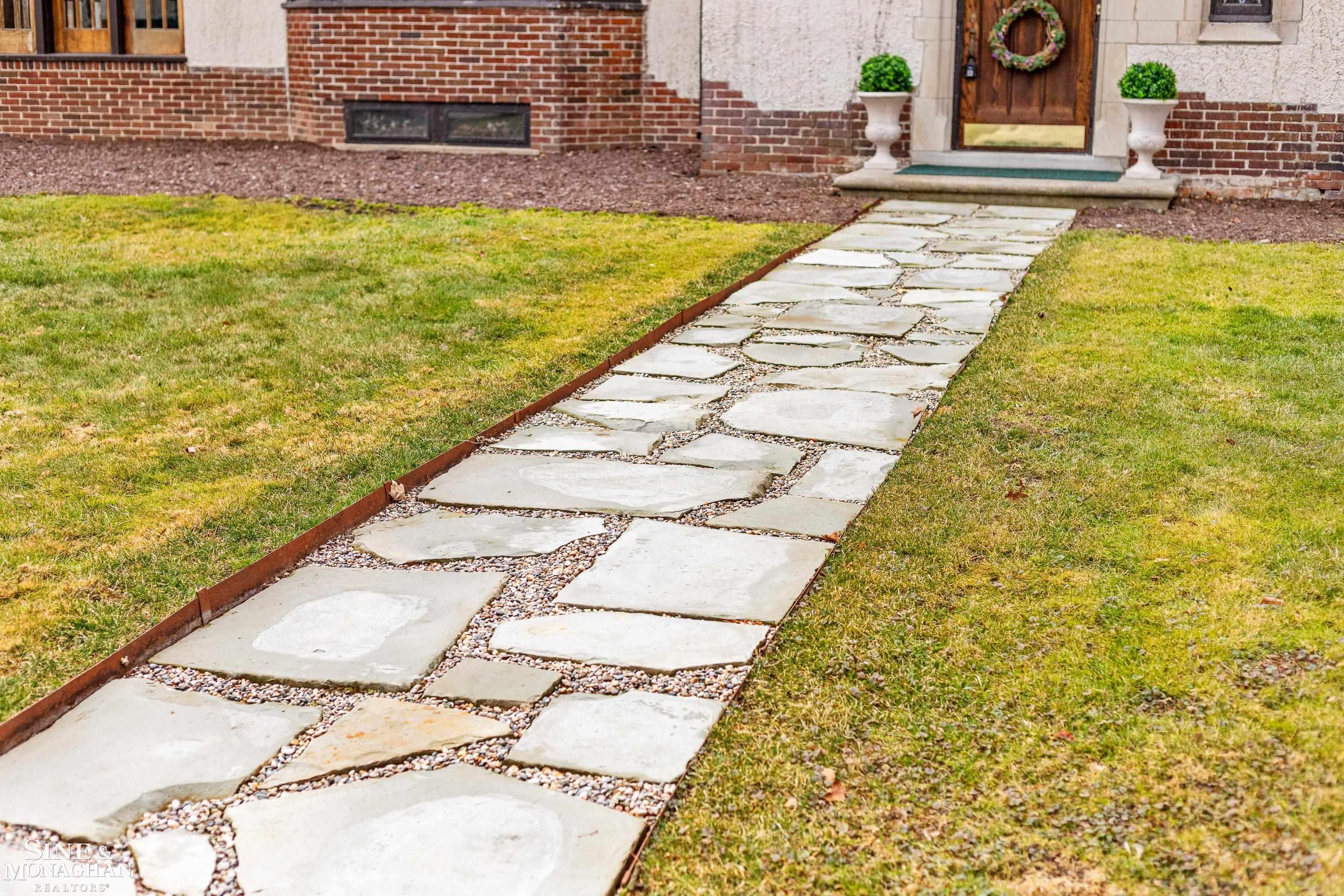 1041 Lochmoor Boulevard