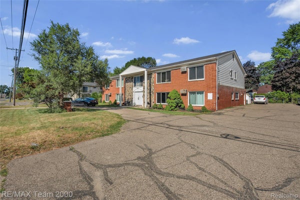 6930 YALE ST APT 5, WESTLAND, MI 48185 - Image e7d5465dbc1bb7c8d5f20fcd49c7fd6d/2682648157