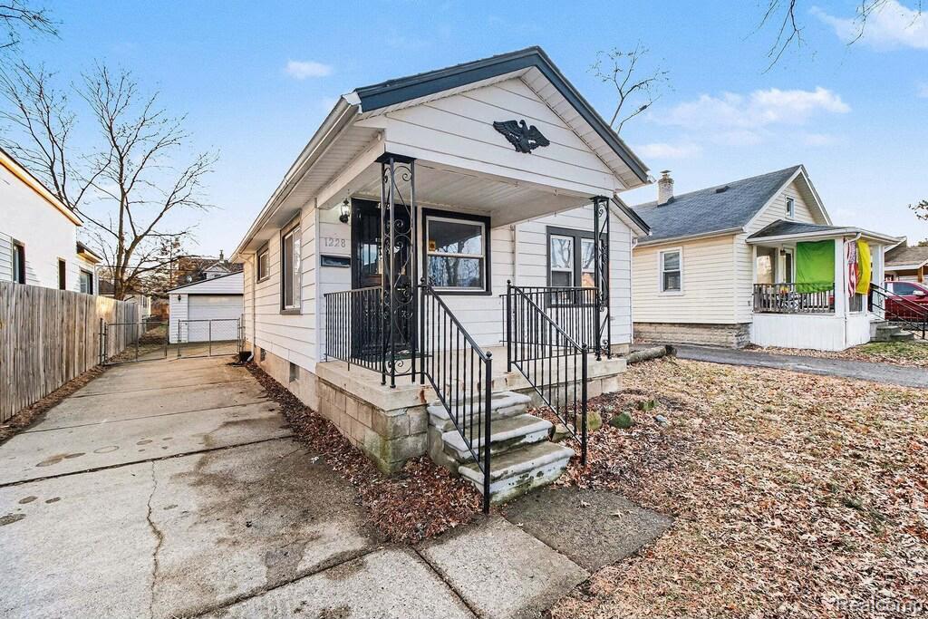 1228 E Jarvis Avenue