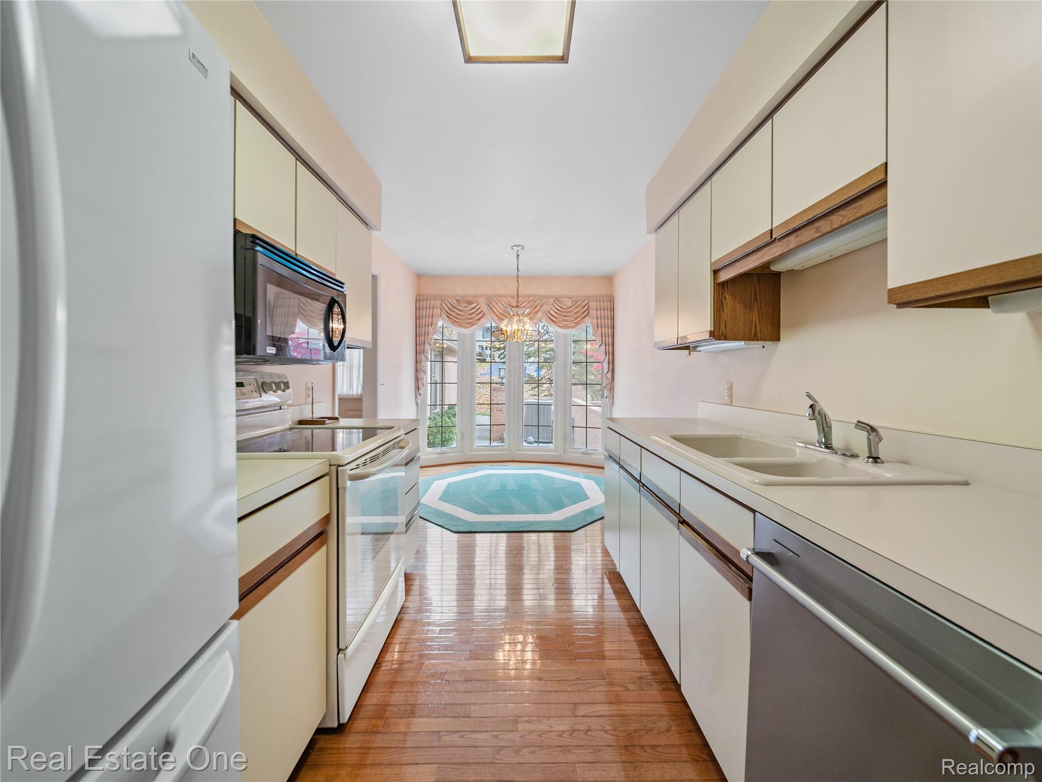 4605 Golf View Drive