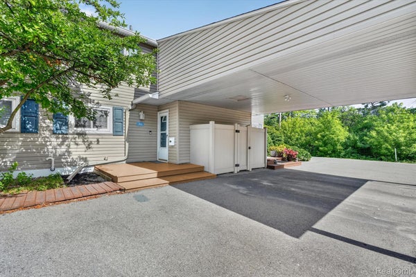 761 KIRTS BLVD, TROY, MI 48084 - Image e7fb3dd234ee2cb641d932271d3fdd75/1507643180