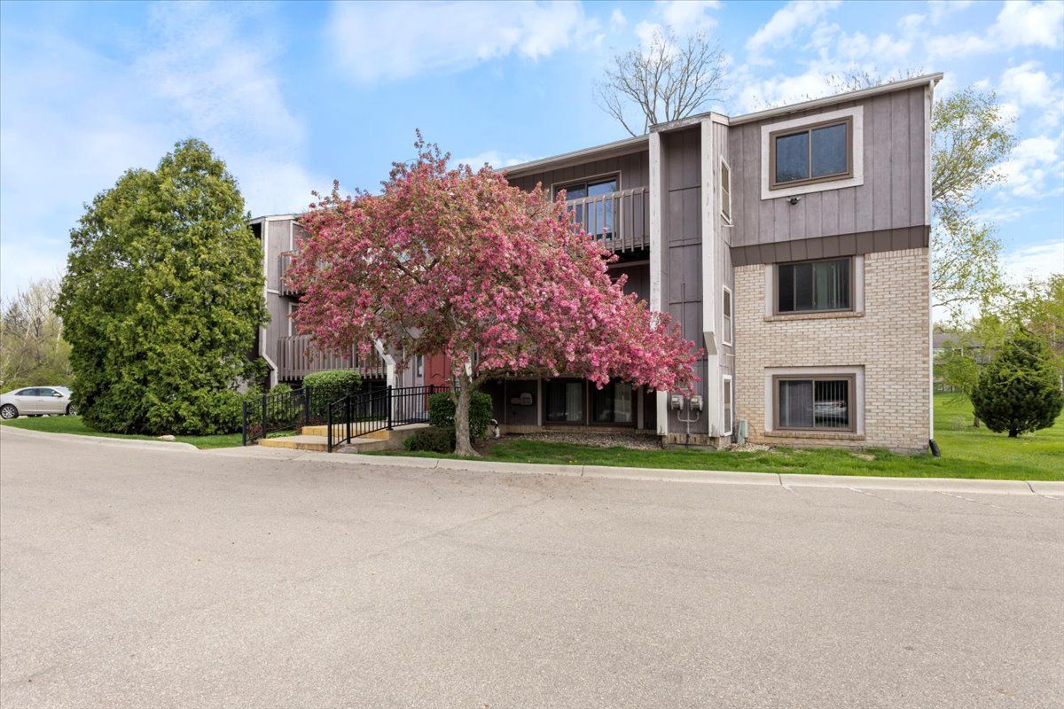 29890 W 12 MILE Road 902
