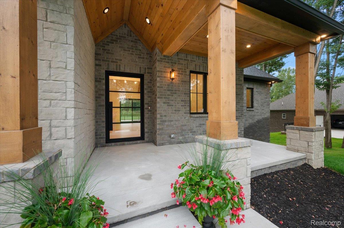 1059 Iroquois Trail