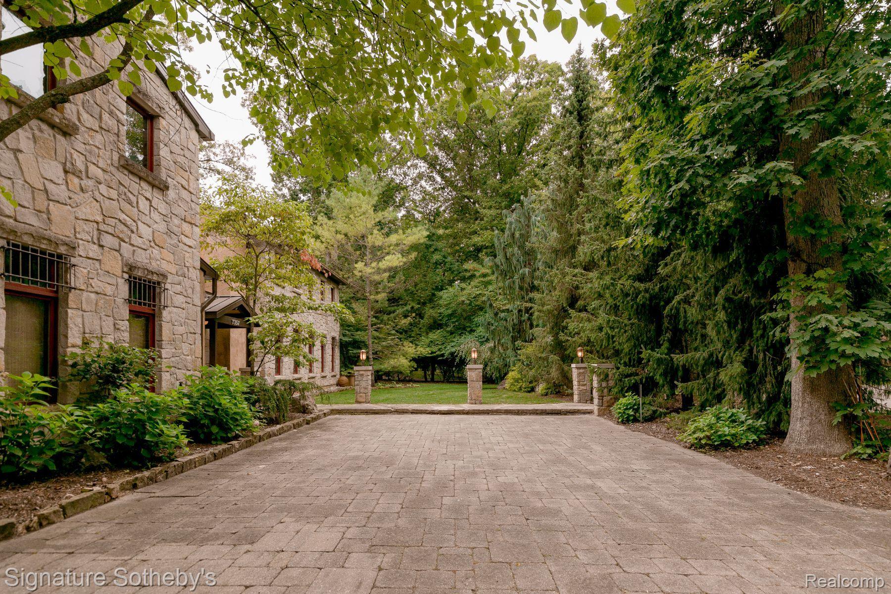 7357 LINDENMERE Drive