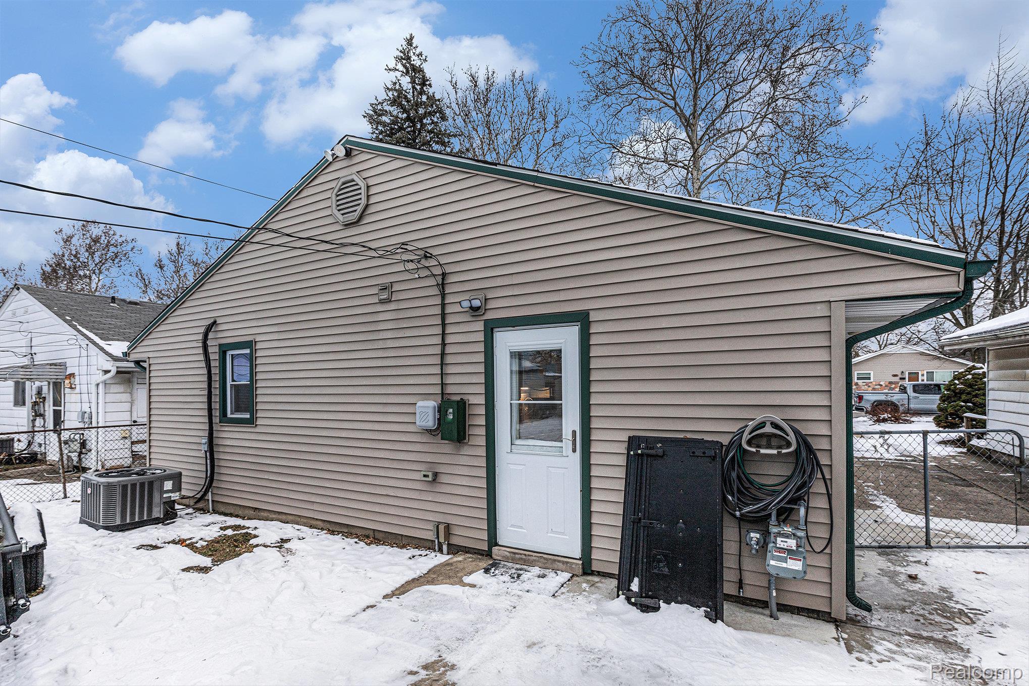 Taylor, Michigan 48180, United States, 3 Bedrooms Bedrooms, ,1 BathroomBathrooms,Residential,Active,252439