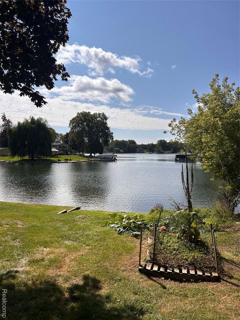 10023 Cedar Shores White Lake Charter Township MI 48386