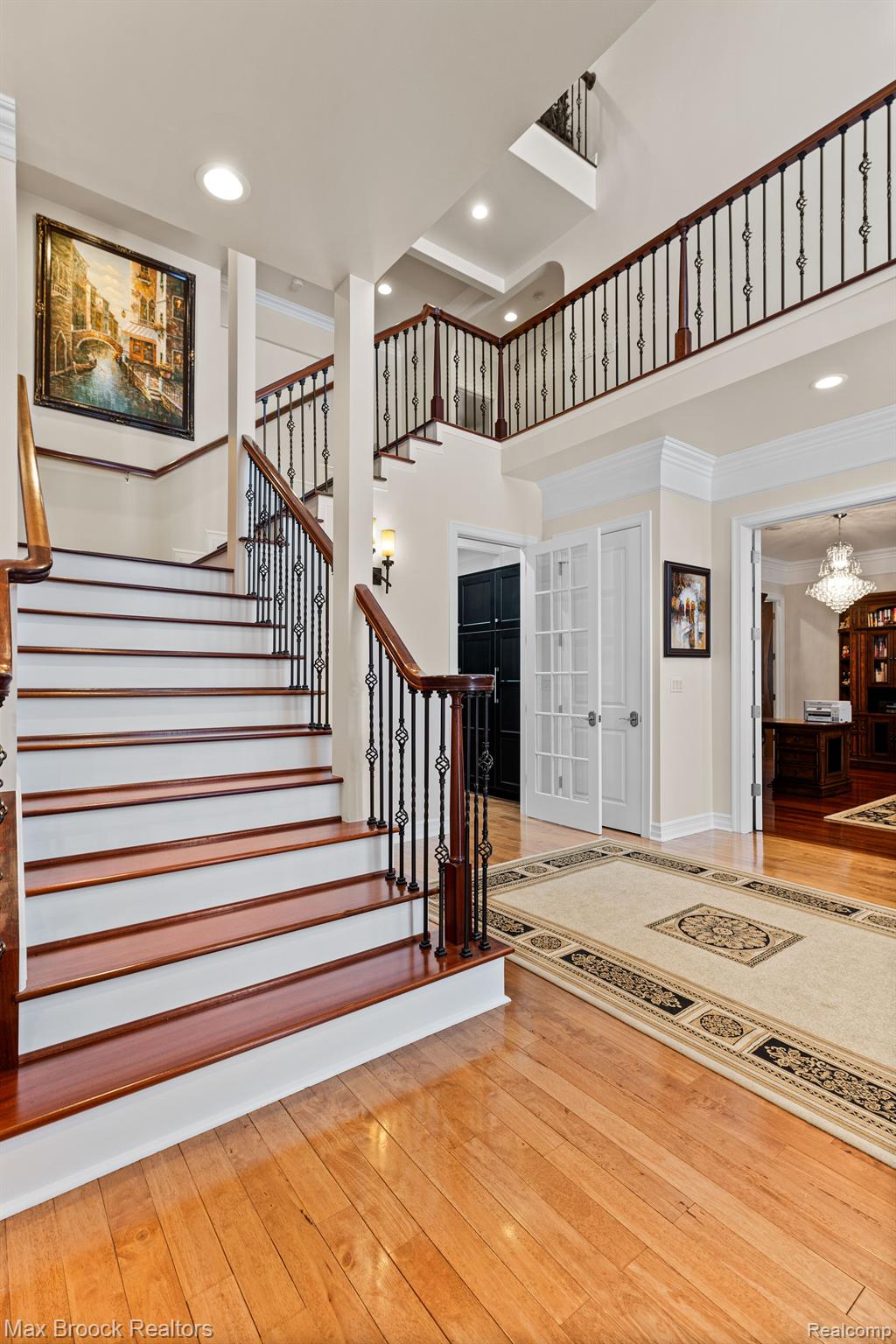5626 SHADOW Lane