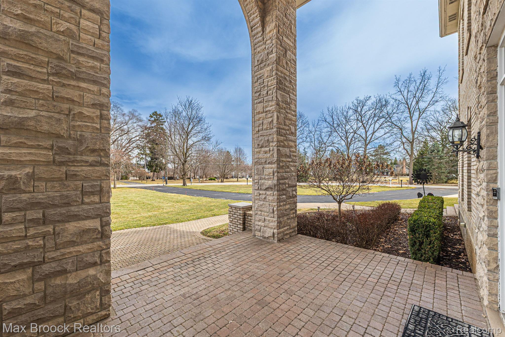 5626 SHADOW Lane