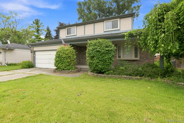18238 RED OAKS DR, MACOMB, MI 48044 - Image e8e27e6bf3c49123df460aeb5d1ecaf2/3188654385