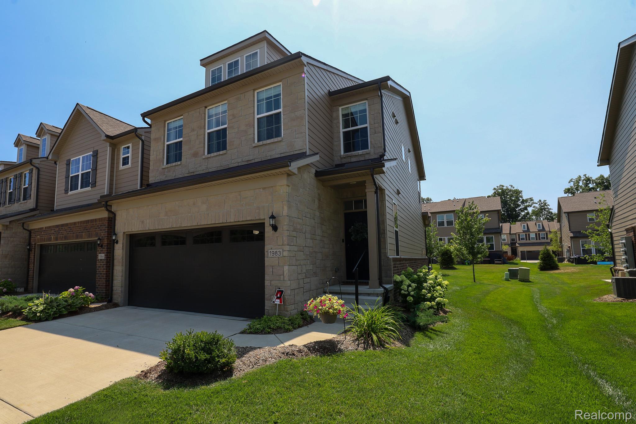 1983 Addison Circle