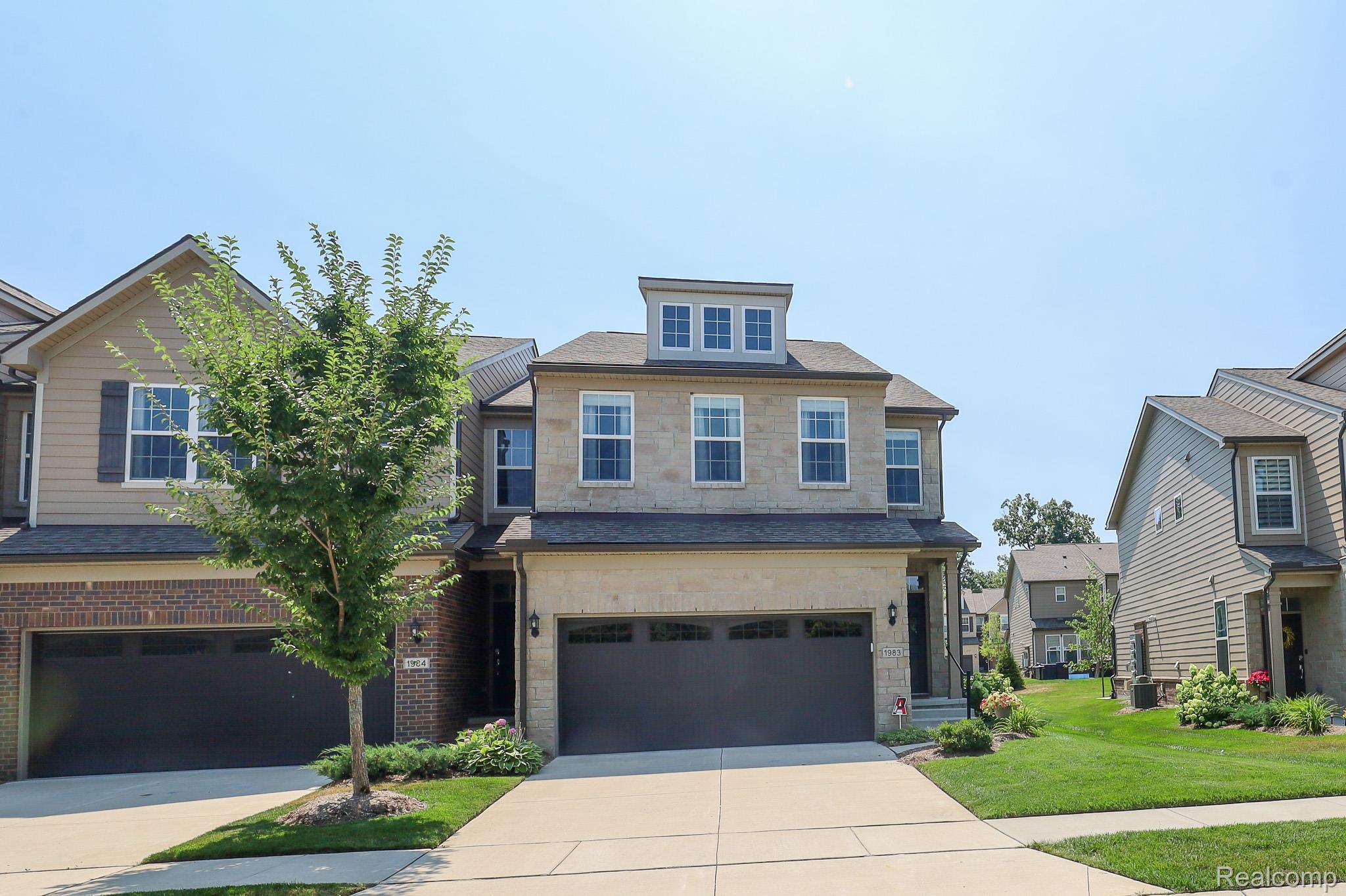 1983 Addison Circle