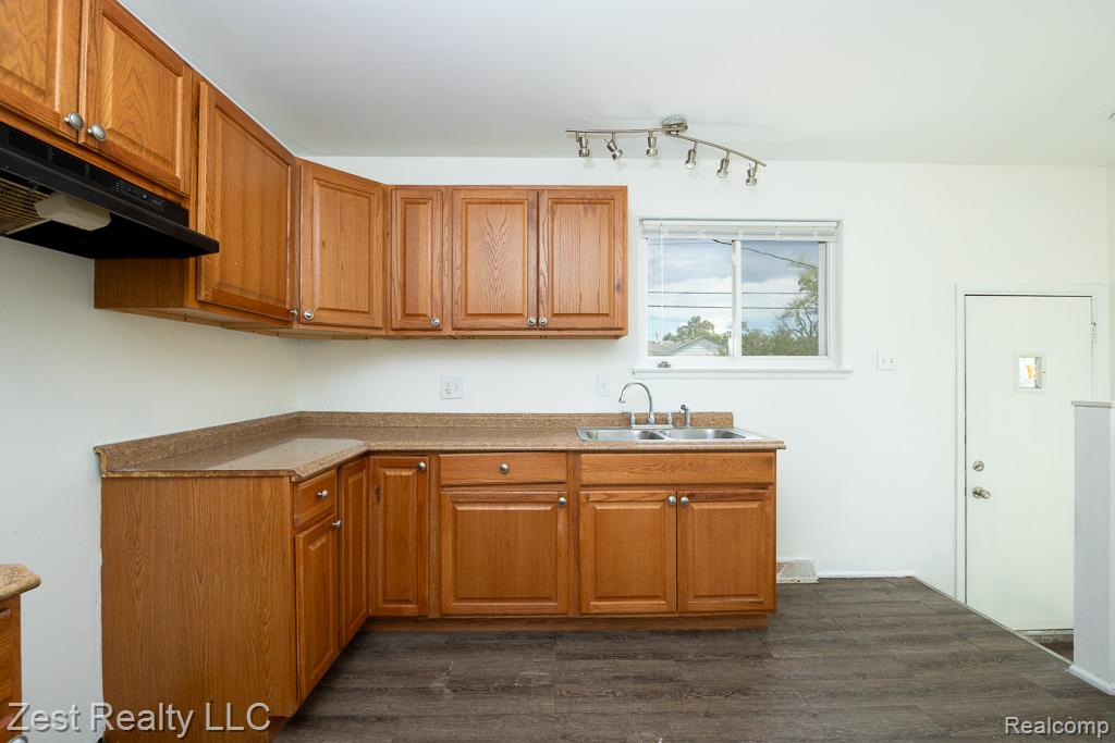 21040 Woodside Avenue