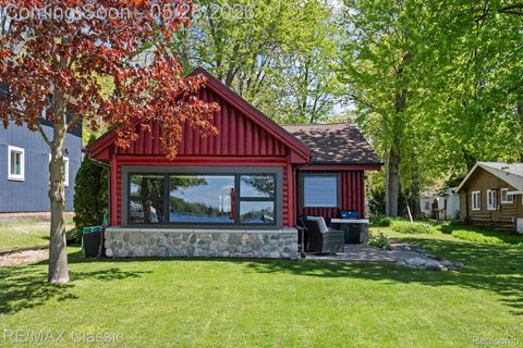 10584 Bob White Beach Boulevard Hamburg Township MI 48189