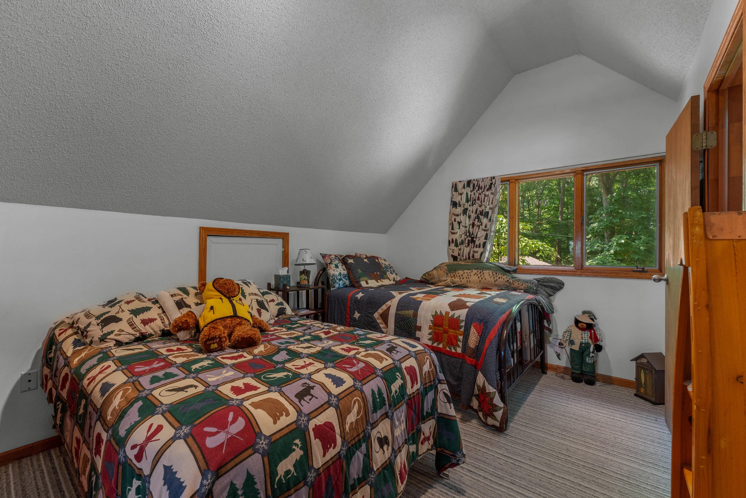 1890 Hemlock Crest Drive