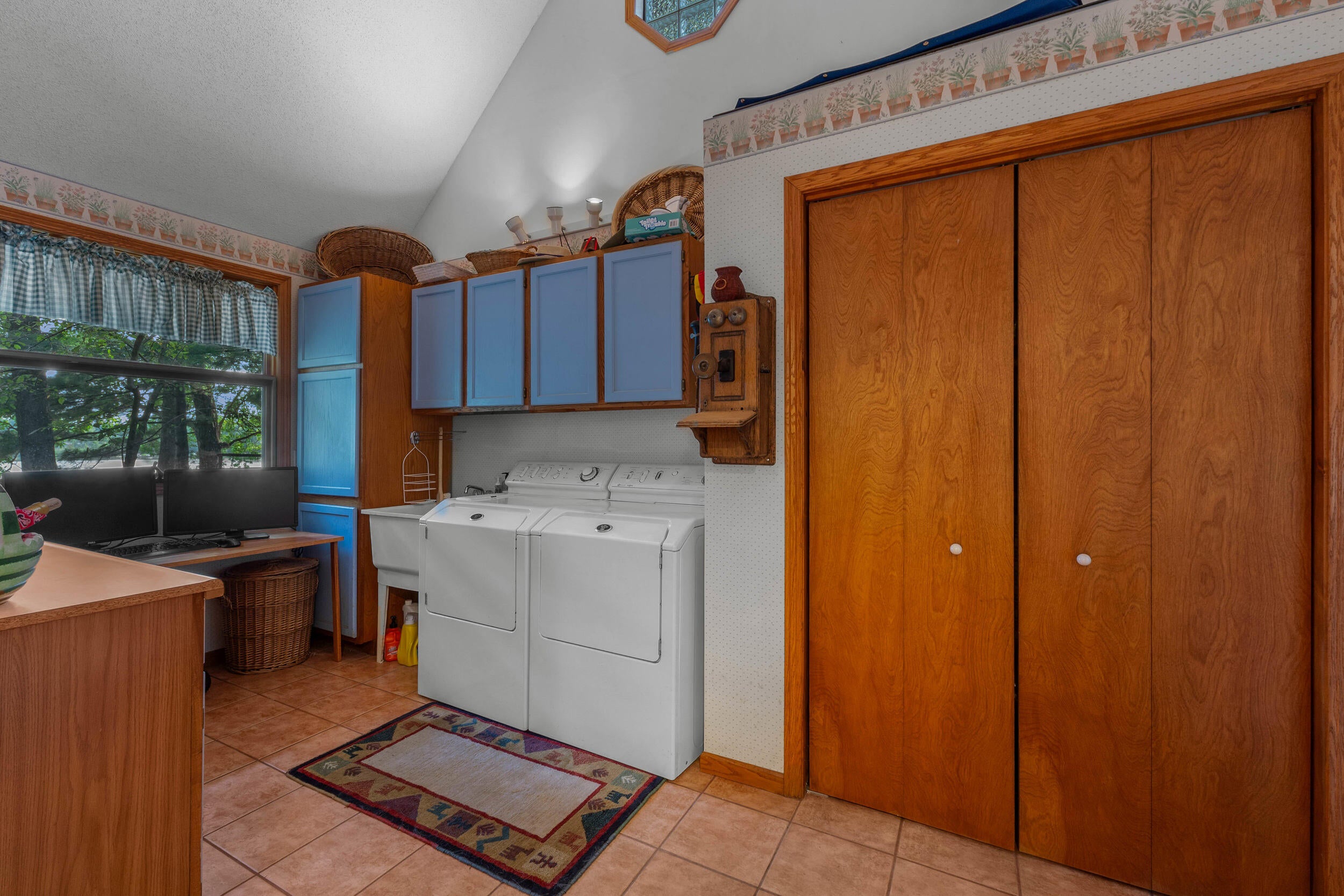 1890 Hemlock Crest Drive