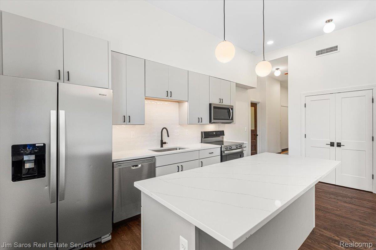 389 Saint Clair