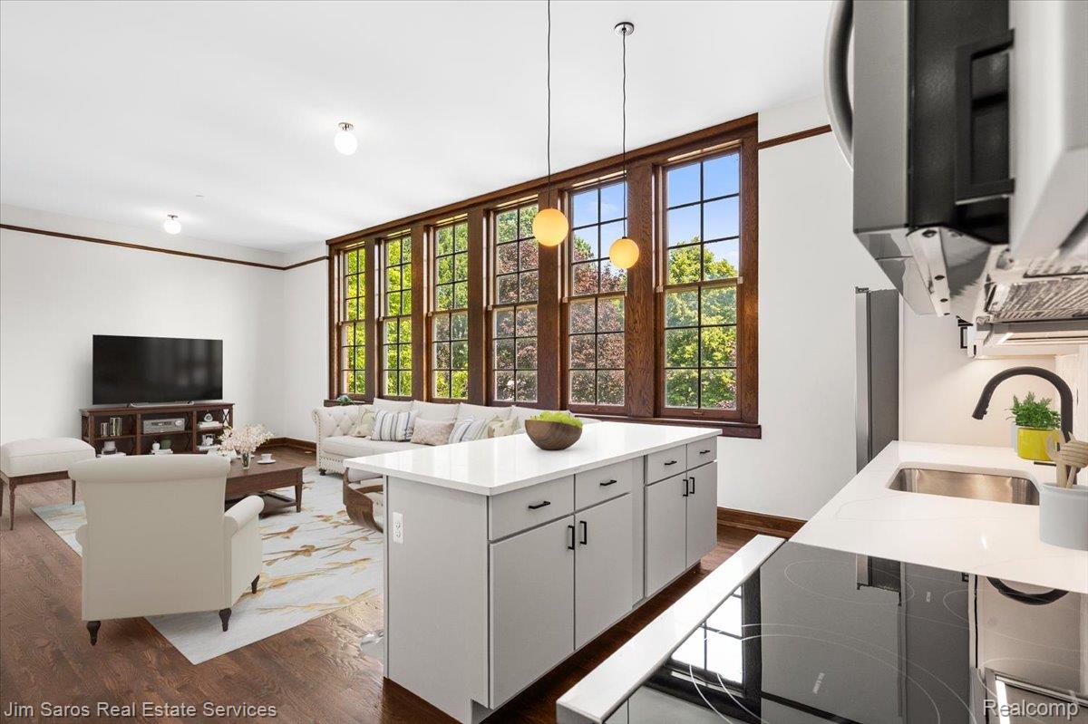 389 Saint Clair