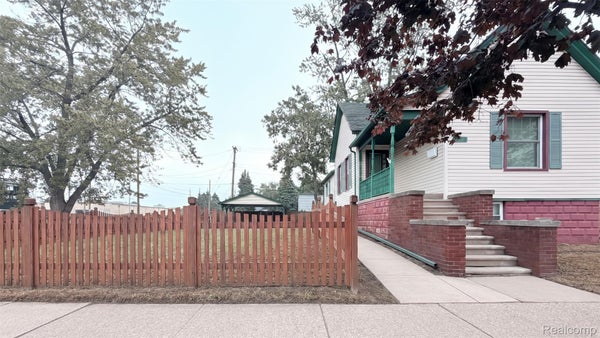 1715 3RD ST, WYANDOTTE, MI 48192 - Image e9c3fceb5bc8e2f9432c54c8ad676ca2/4145499175