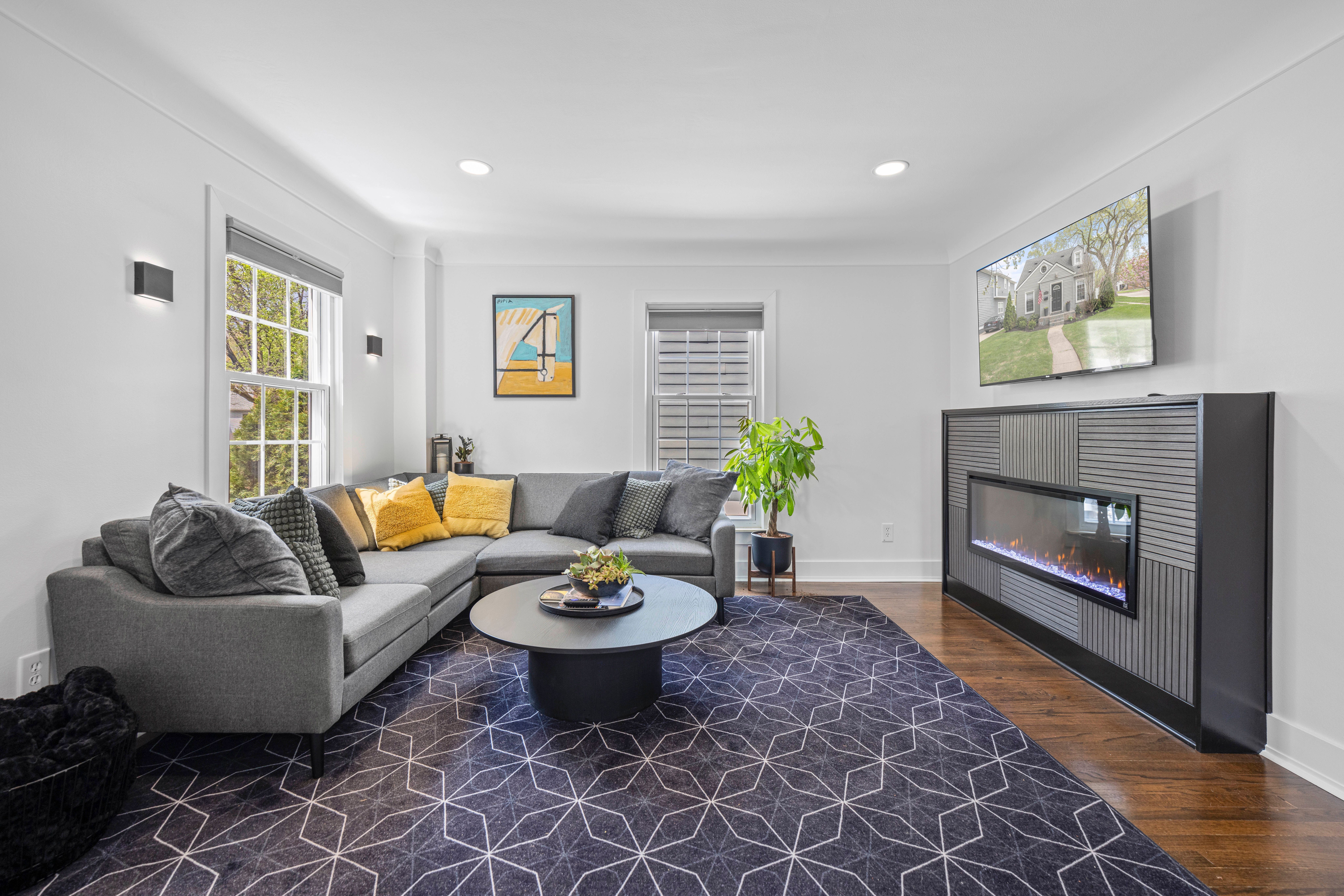 1502 N ALTADENA Avenue