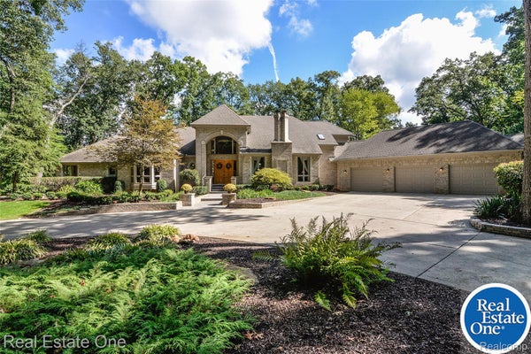 9673 CROSS CREEK DR, SOUTH LYON, MI 48178 - Image ea074bcdec2ea165537184dab433b516/2280476188