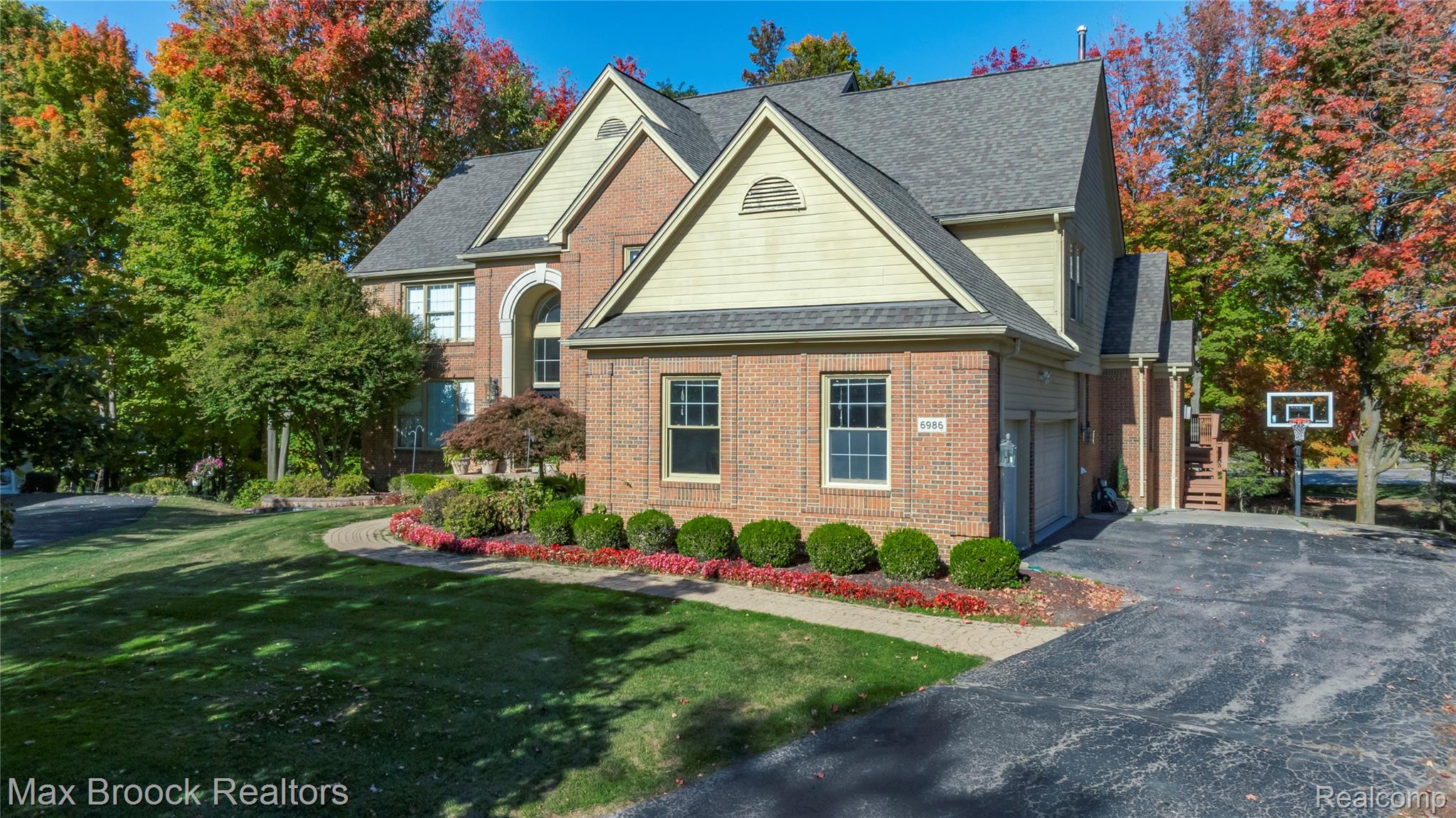 6986 Crosswell Drive