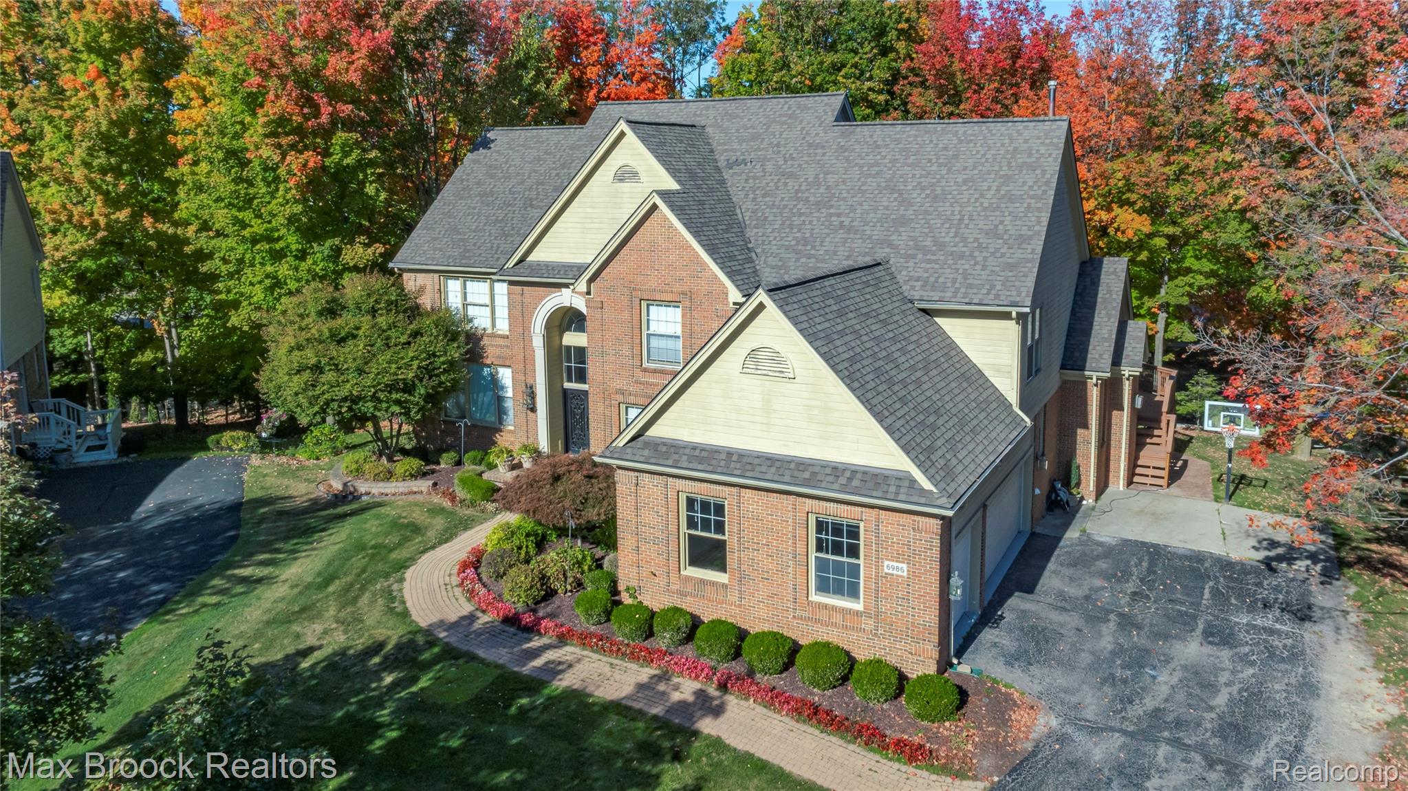 6986 Crosswell Drive