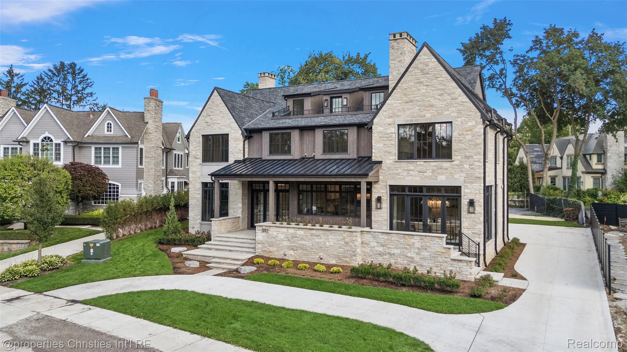 592 LAKESIDE DR