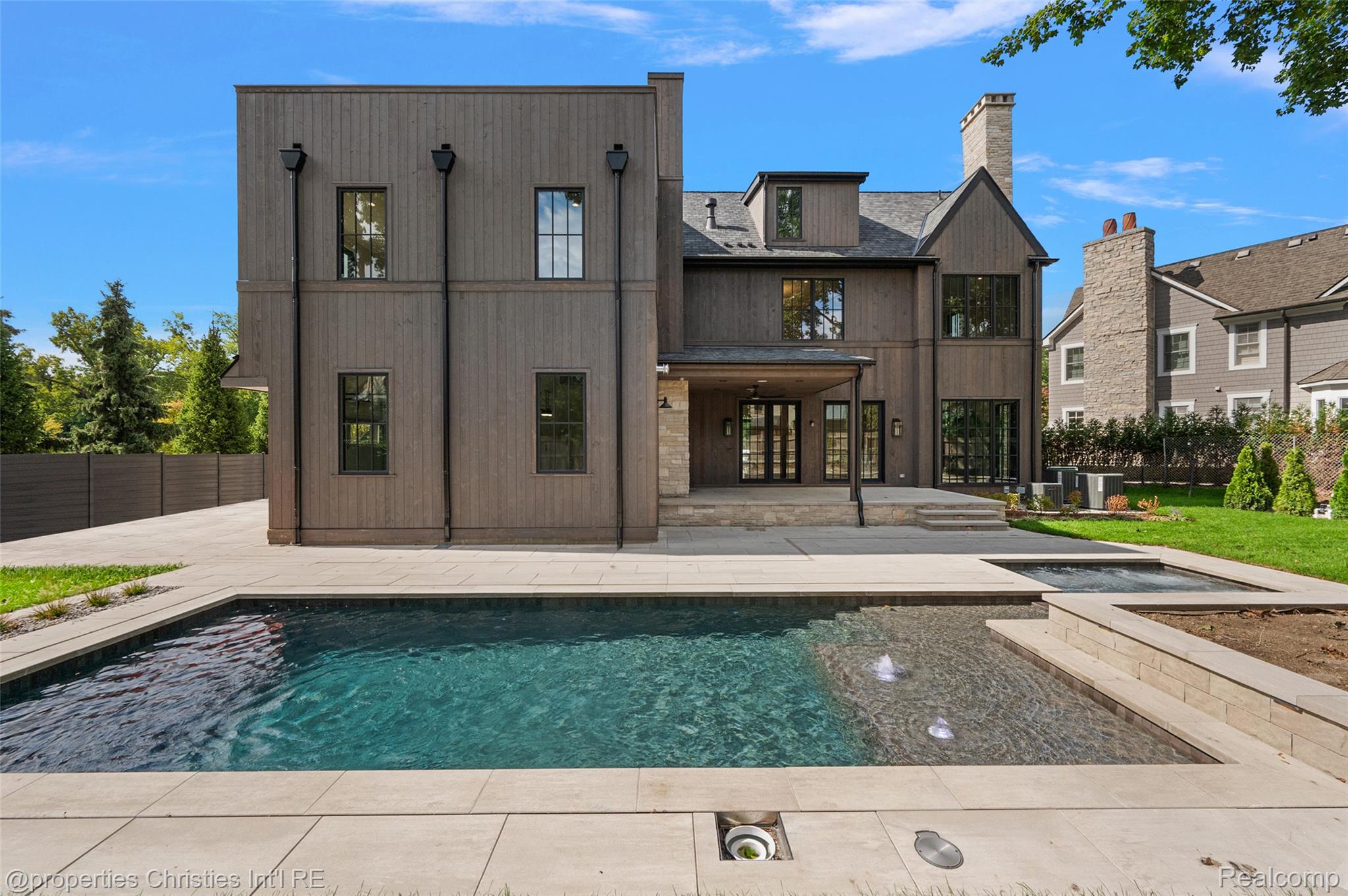 592 LAKESIDE DR