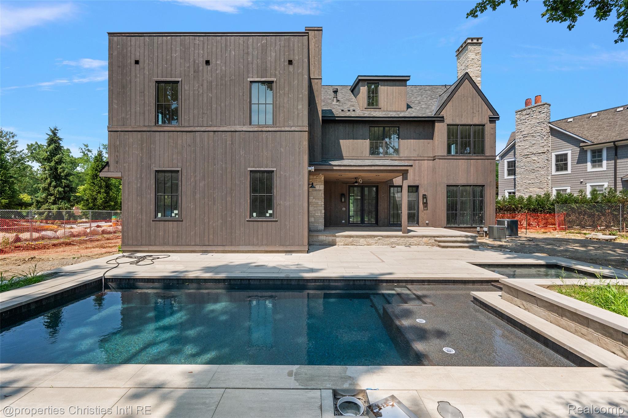 592 LAKESIDE DR