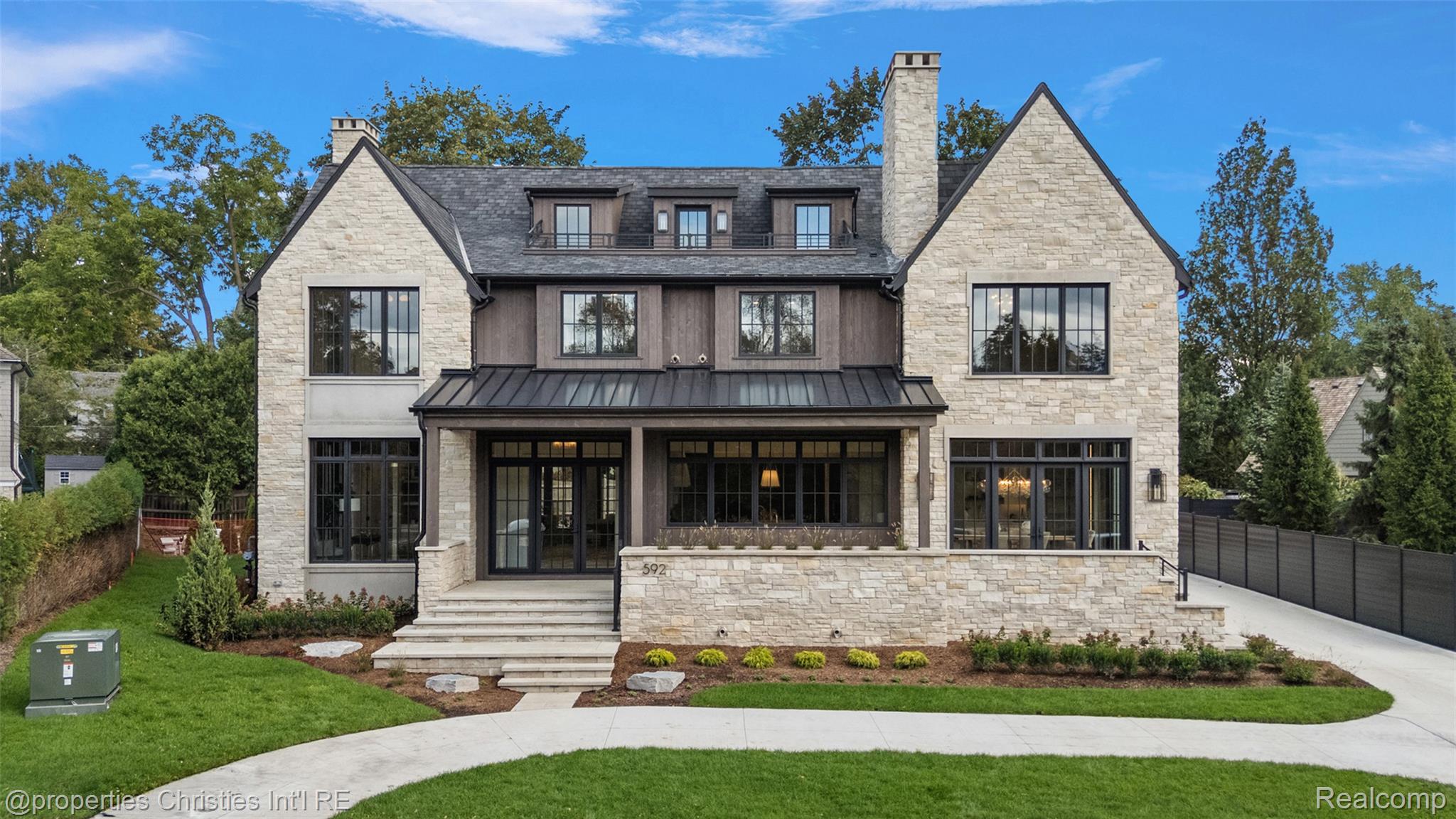 592 LAKESIDE DR