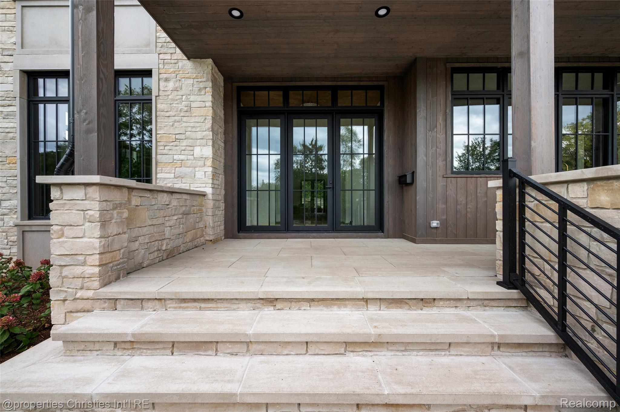 592 LAKESIDE DR
