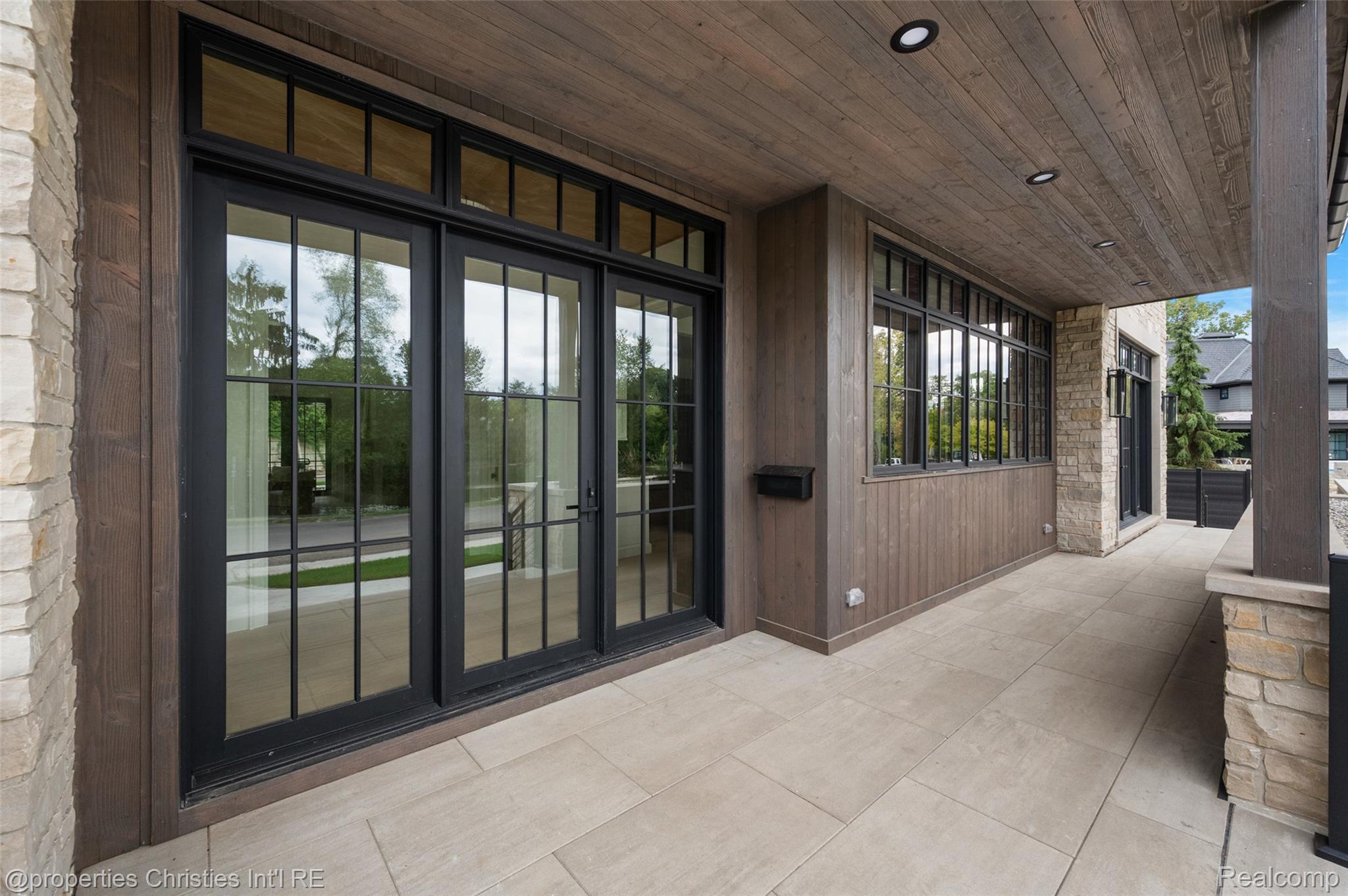 592 LAKESIDE DR