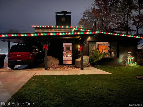 3202 Pridham Street Keego Harbor City MI 48320