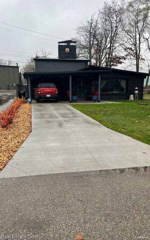 3202 Pridham Street Keego Harbor City MI 48320