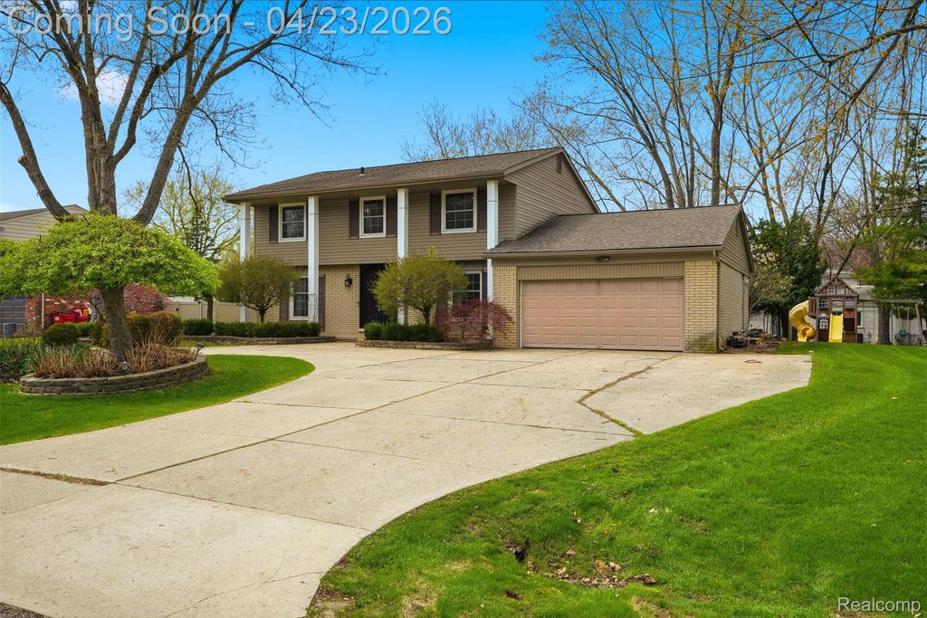 Photo of 5701 Tequesta Court, West Bloomfield Charter Township, MI 48323 (MLS # 20261026759)