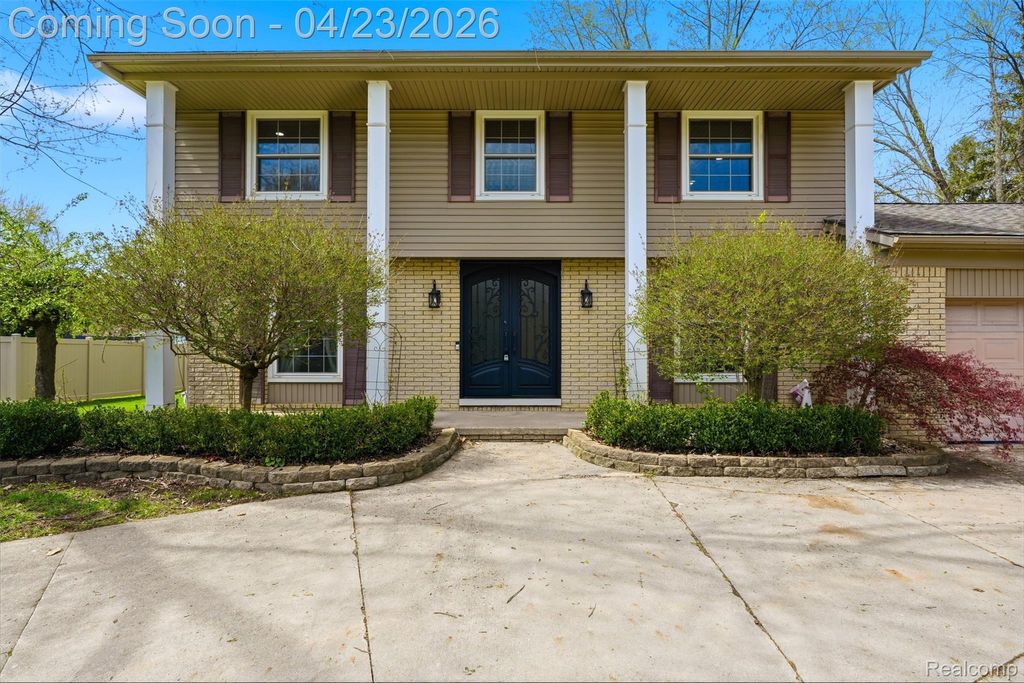 Photo of 5701 Tequesta Court, West Bloomfield Charter Township, MI 48323 (MLS # 20261026759)