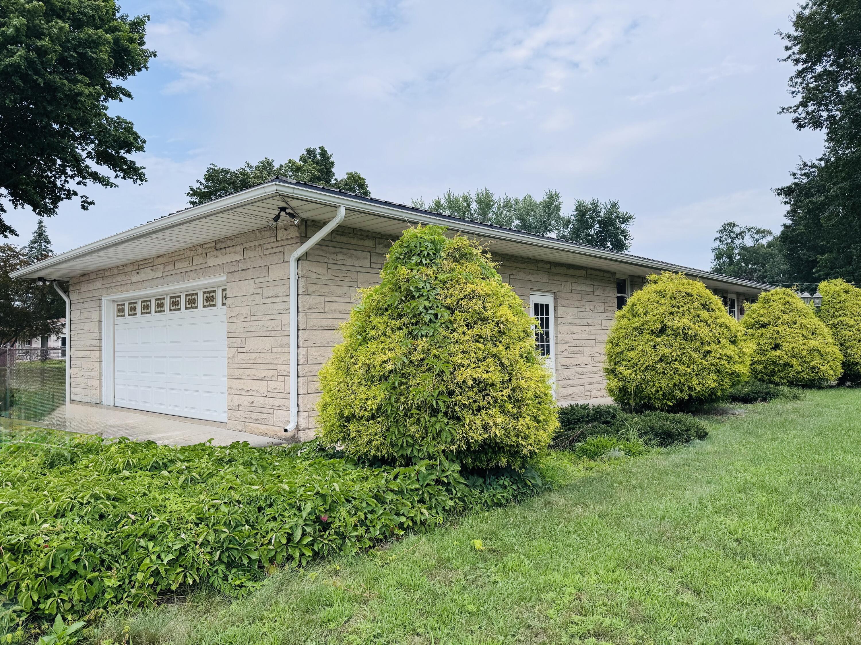 2575 Huntly Road
