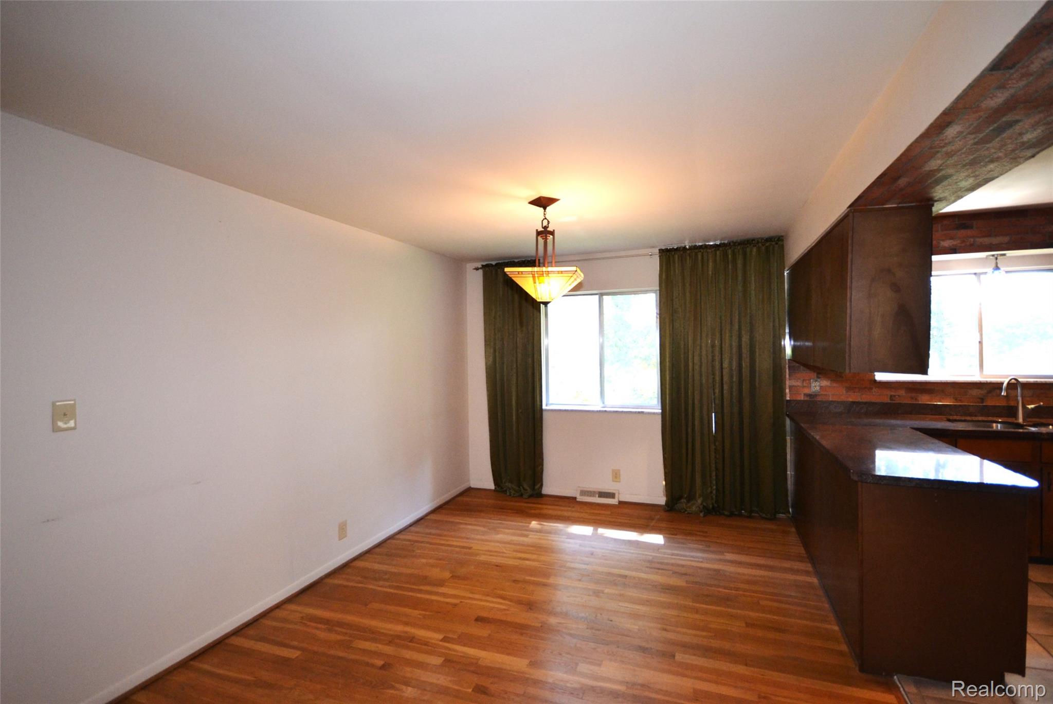 Bloomfield Hills City, Michigan 48302, United States, 3 Bedrooms Bedrooms, ,2 BathroomsBathrooms,Residential,Active,207379