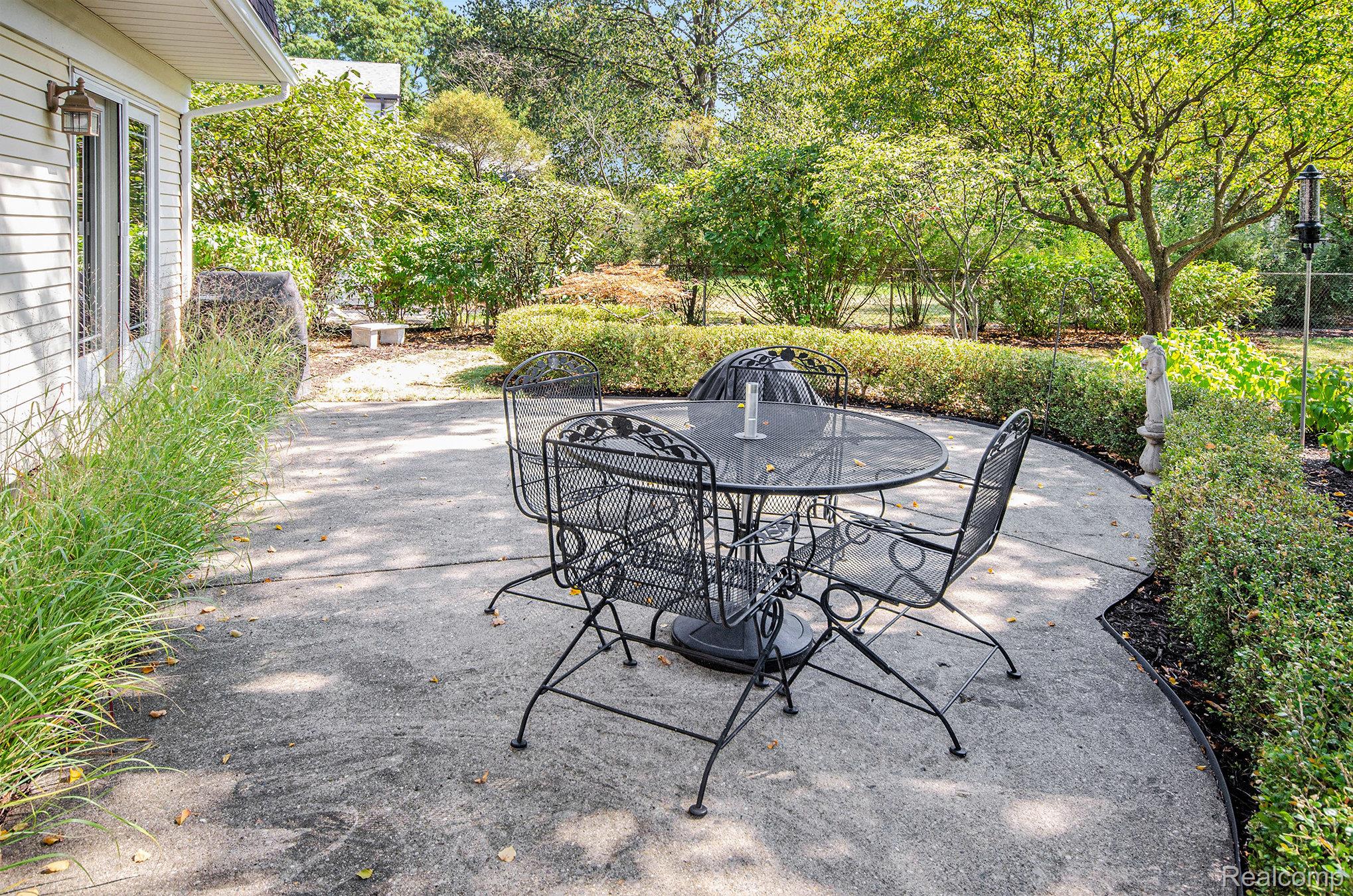 Troy City, Michigan 48085, United States, 3 Bedrooms Bedrooms, ,3 BathroomsBathrooms,Residential,Pending,209186