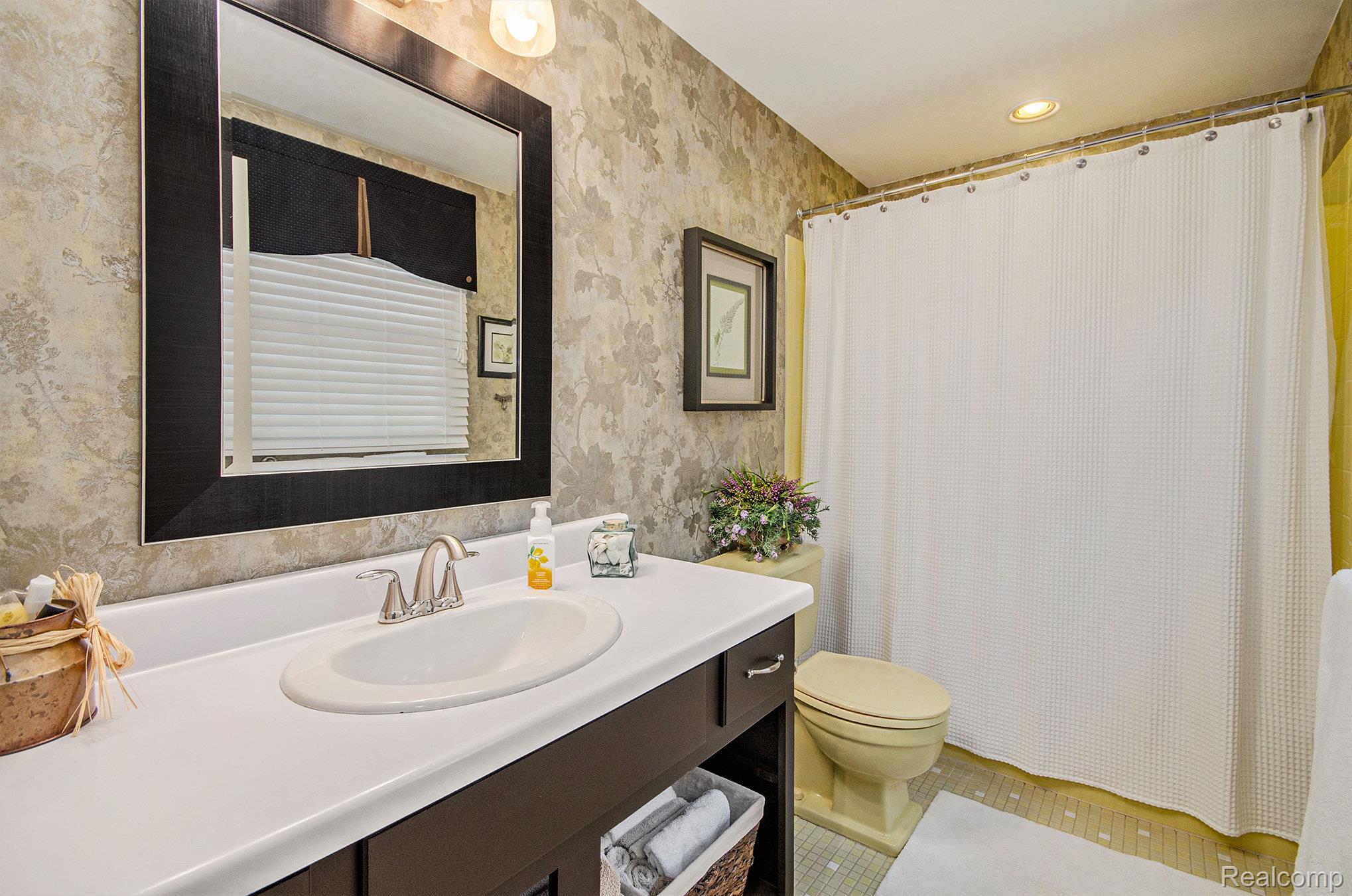 Troy City, Michigan 48085, United States, 3 Bedrooms Bedrooms, ,3 BathroomsBathrooms,Residential,Pending,209186