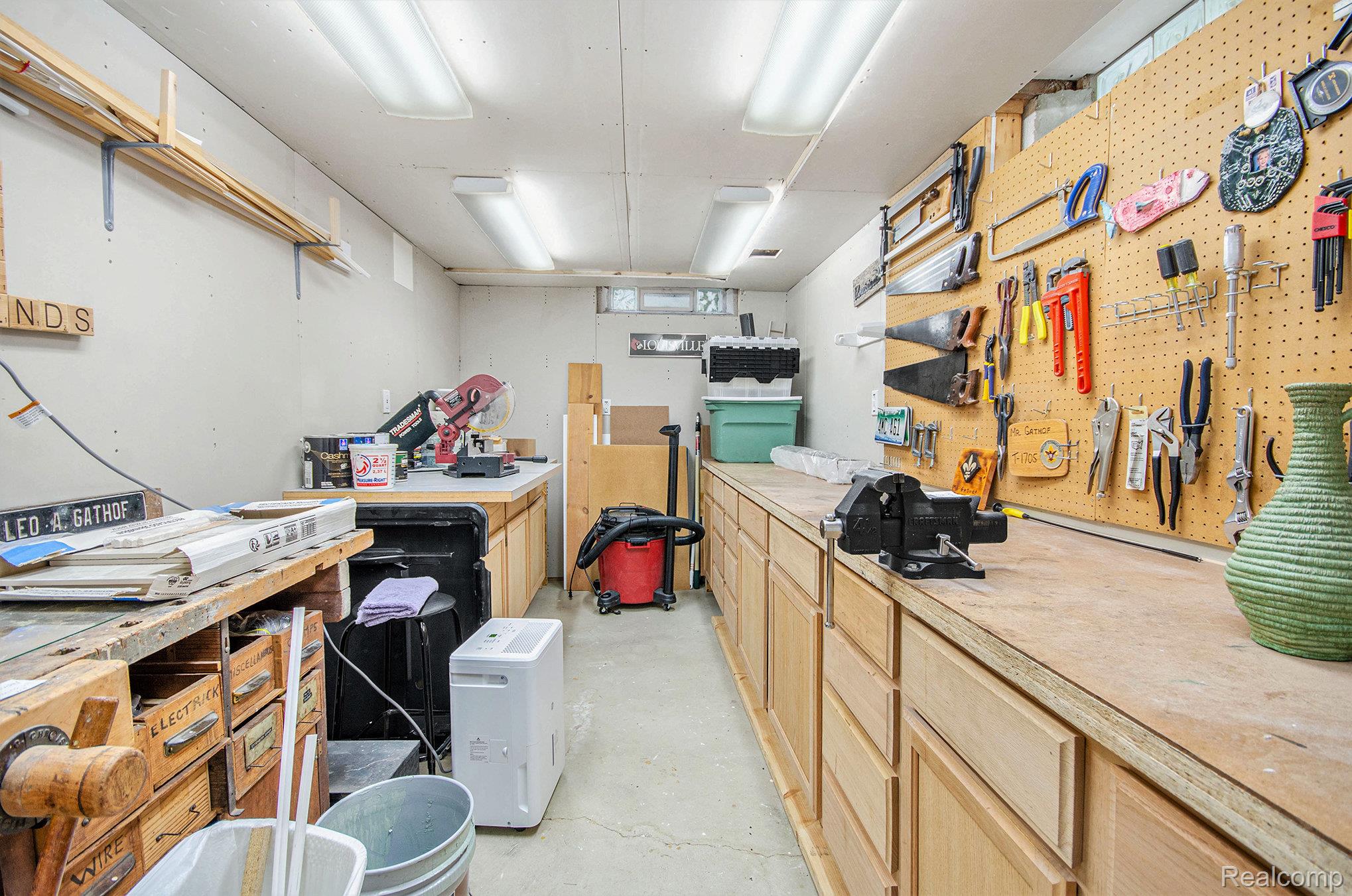 Troy City, Michigan 48085, United States, 3 Bedrooms Bedrooms, ,3 BathroomsBathrooms,Residential,Pending,209186