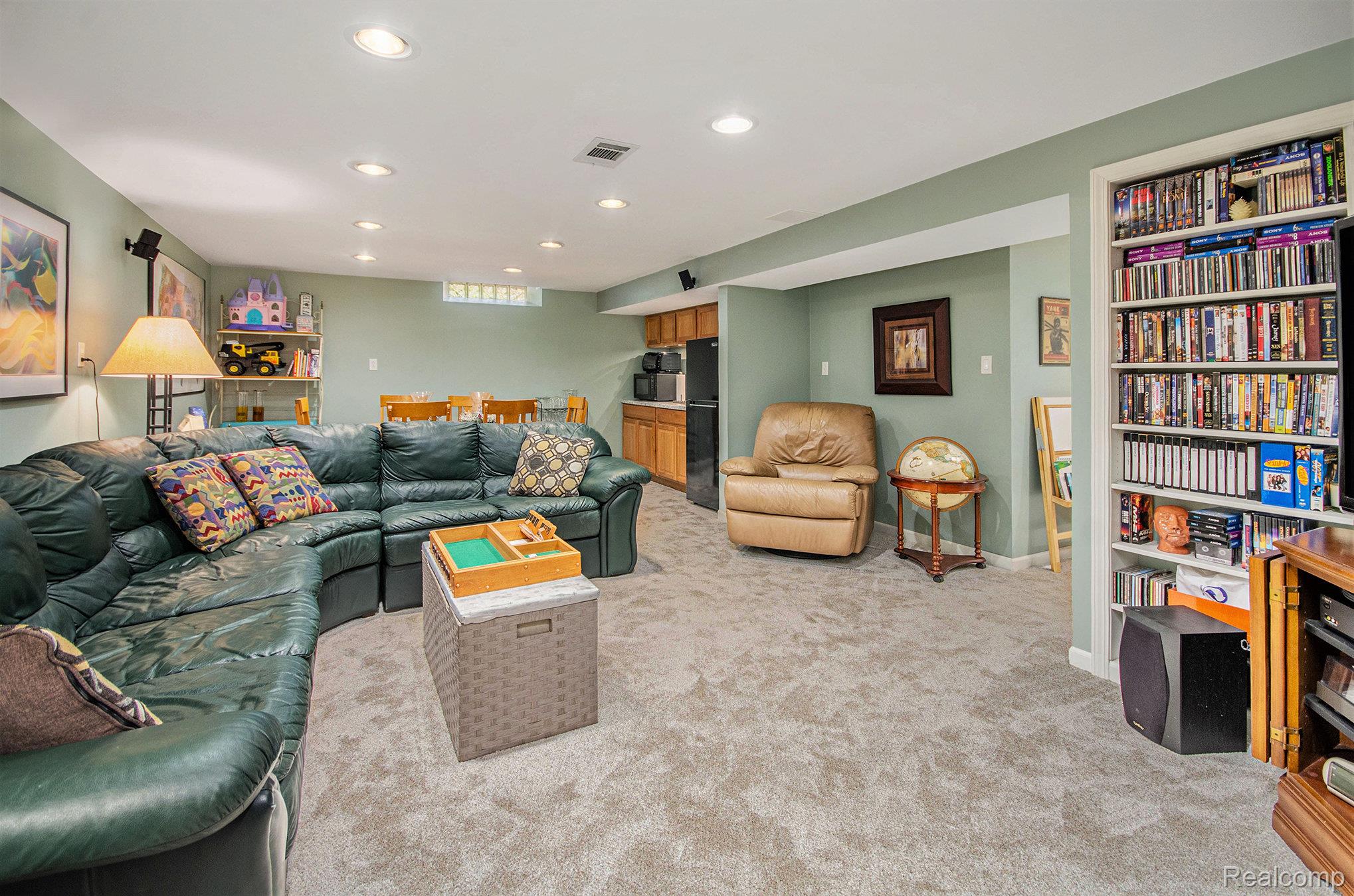 Troy City, Michigan 48085, United States, 3 Bedrooms Bedrooms, ,3 BathroomsBathrooms,Residential,Pending,209186