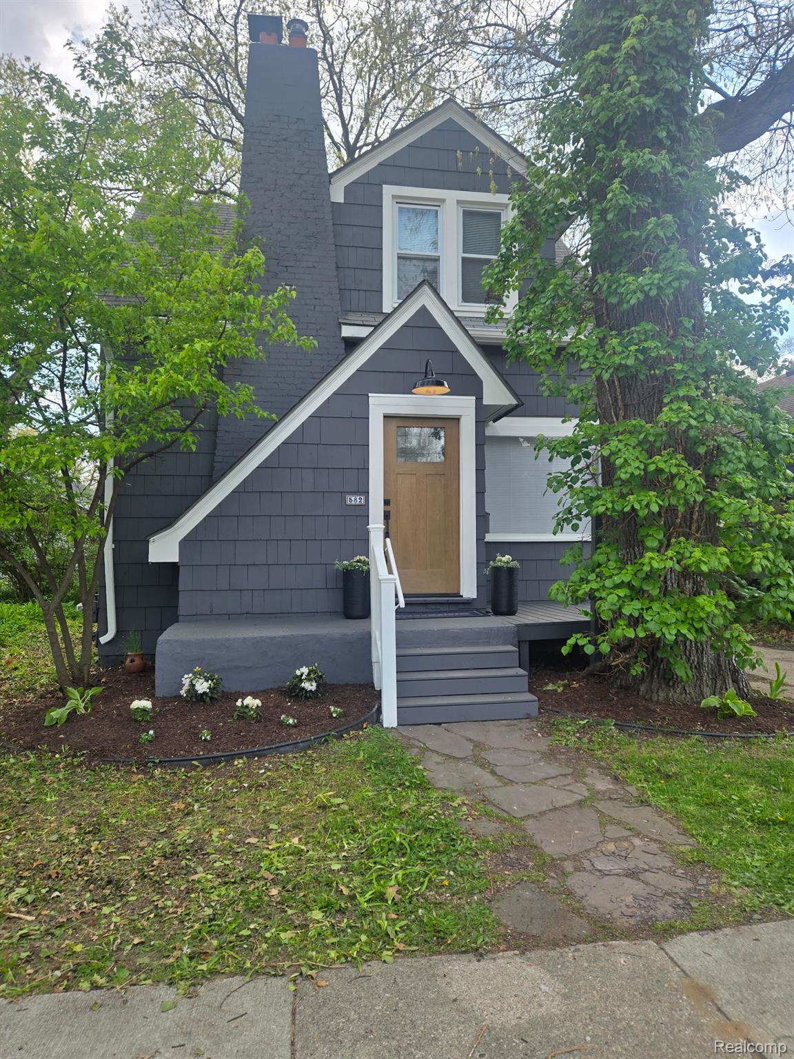 582 E Drayton Street