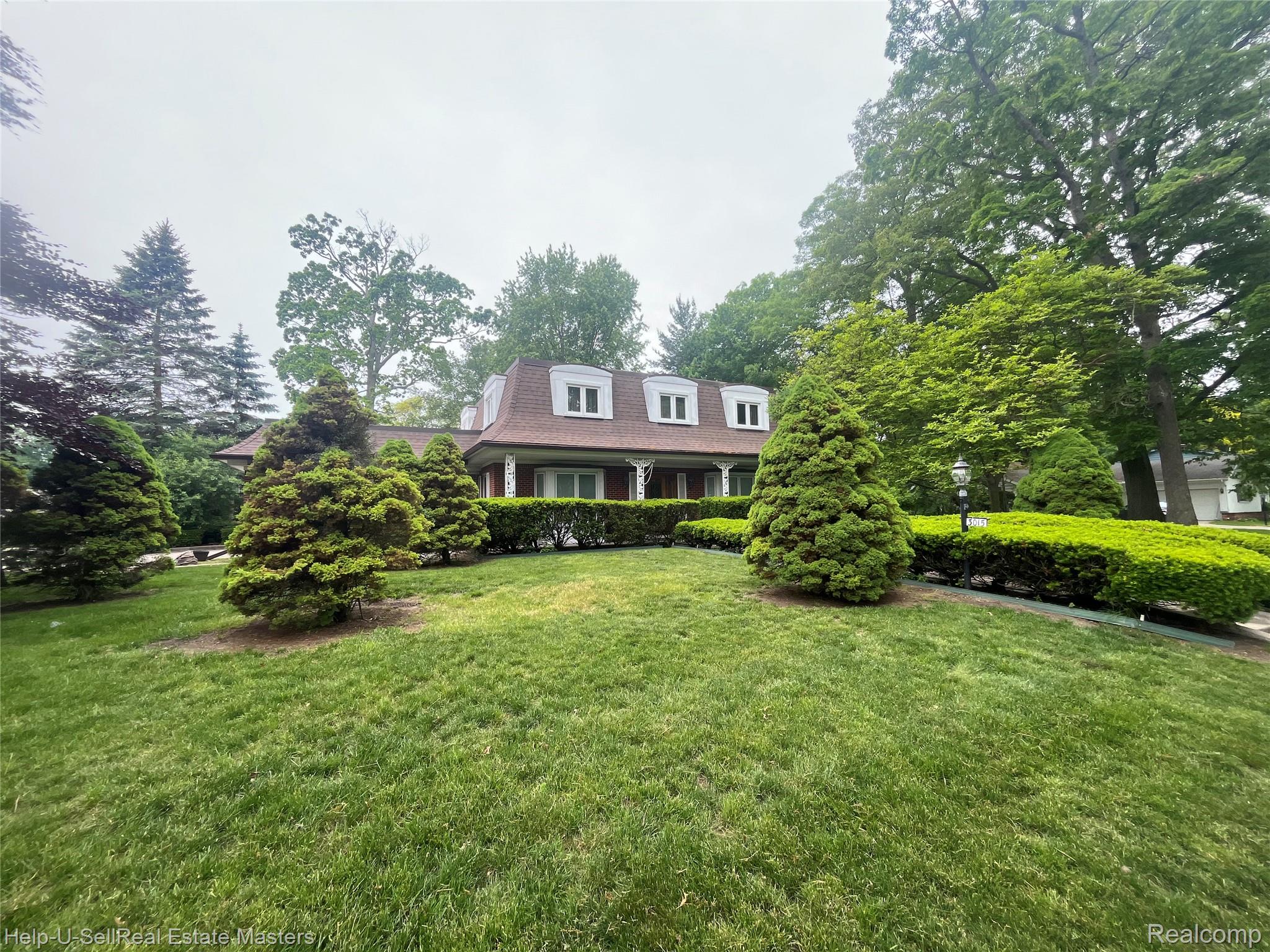 3015 E VILLAGE Lane