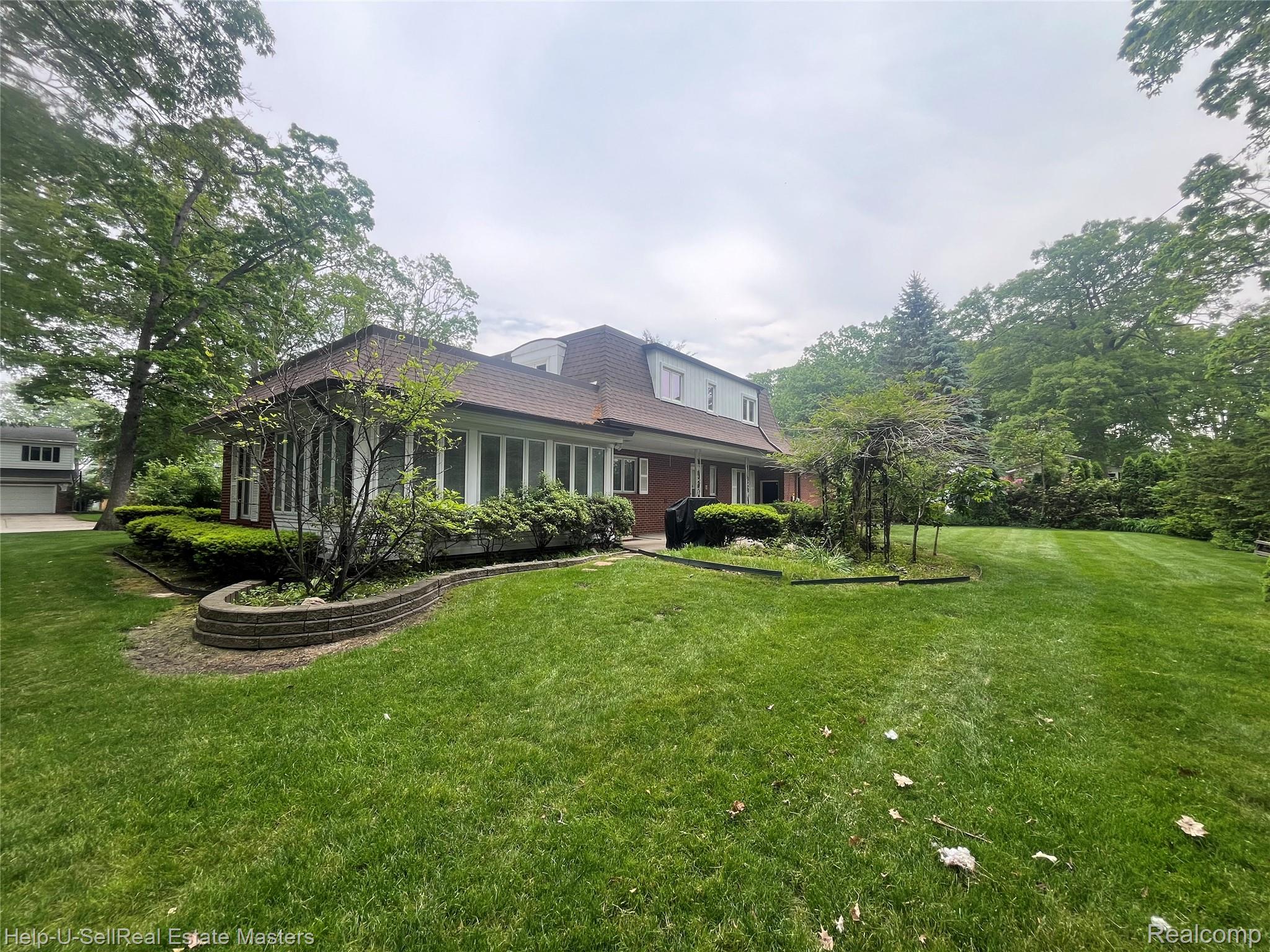 3015 E VILLAGE Lane