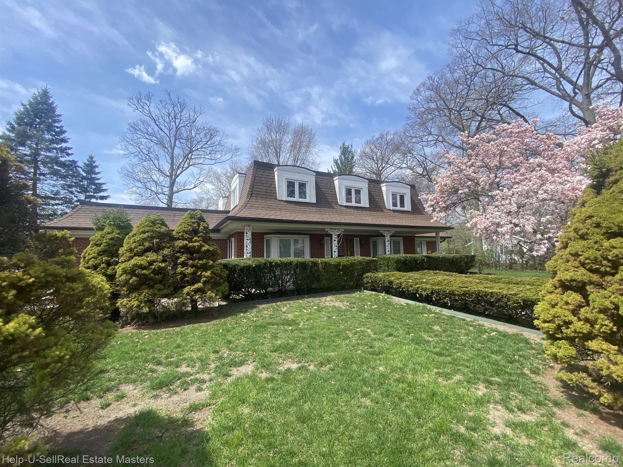 3015 E VILLAGE Lane