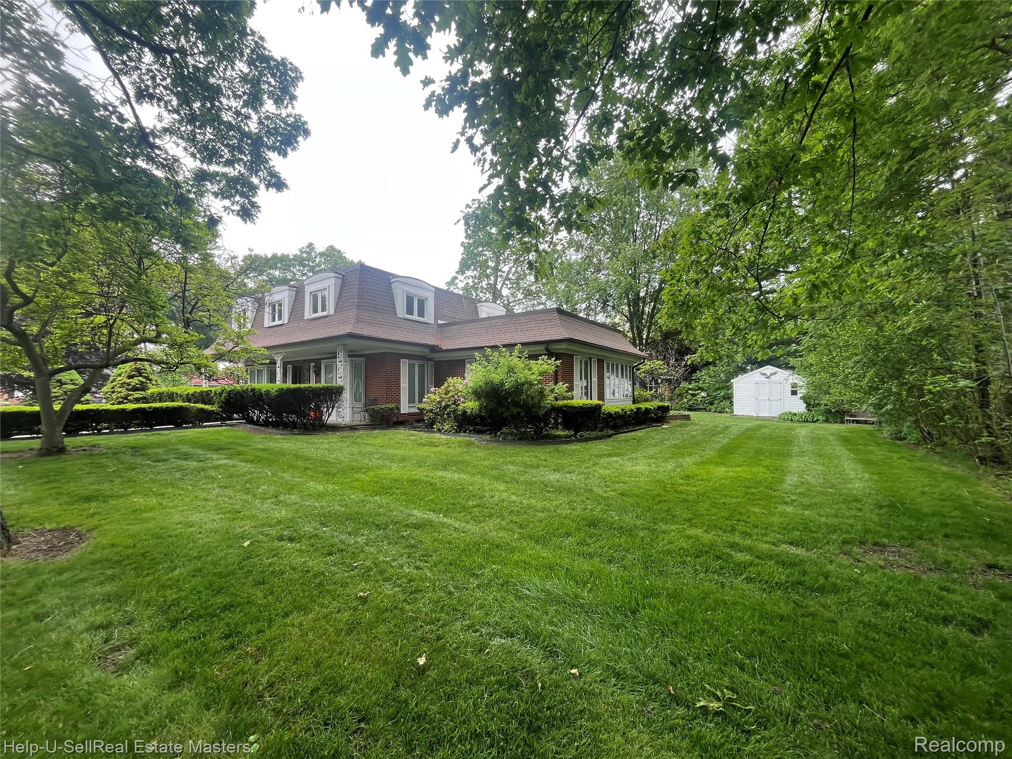 3015 E VILLAGE Lane