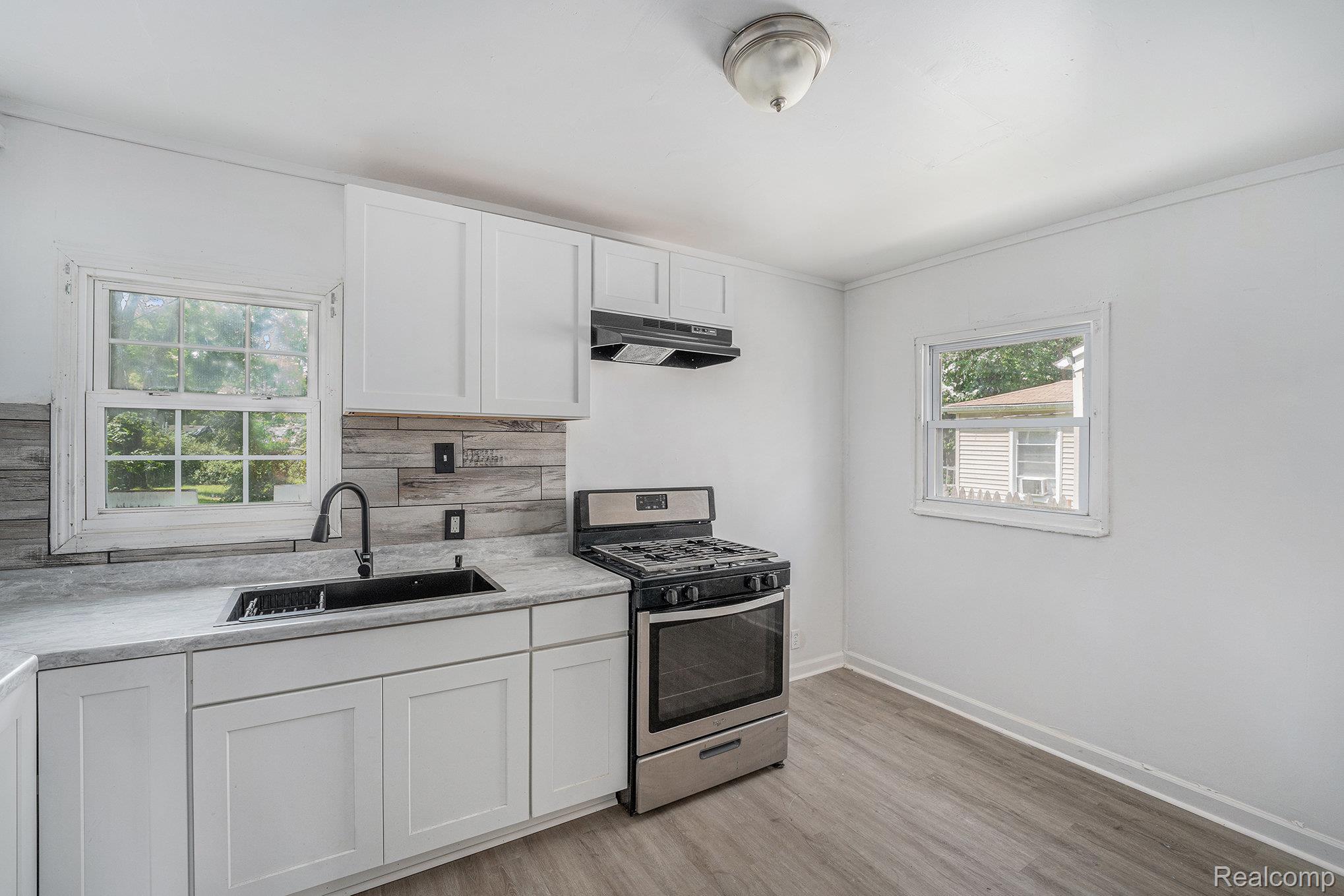 Detroit City, Michigan 48219, United States, 2 Bedrooms Bedrooms, ,1 BathroomBathrooms,Residential,Pending,192655