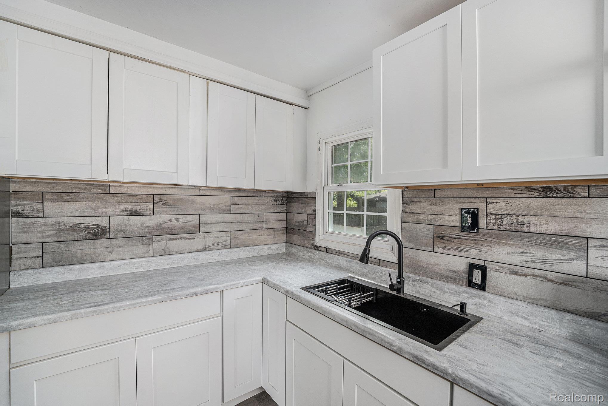 Detroit City, Michigan 48219, United States, 2 Bedrooms Bedrooms, ,1 BathroomBathrooms,Residential,Pending,192655