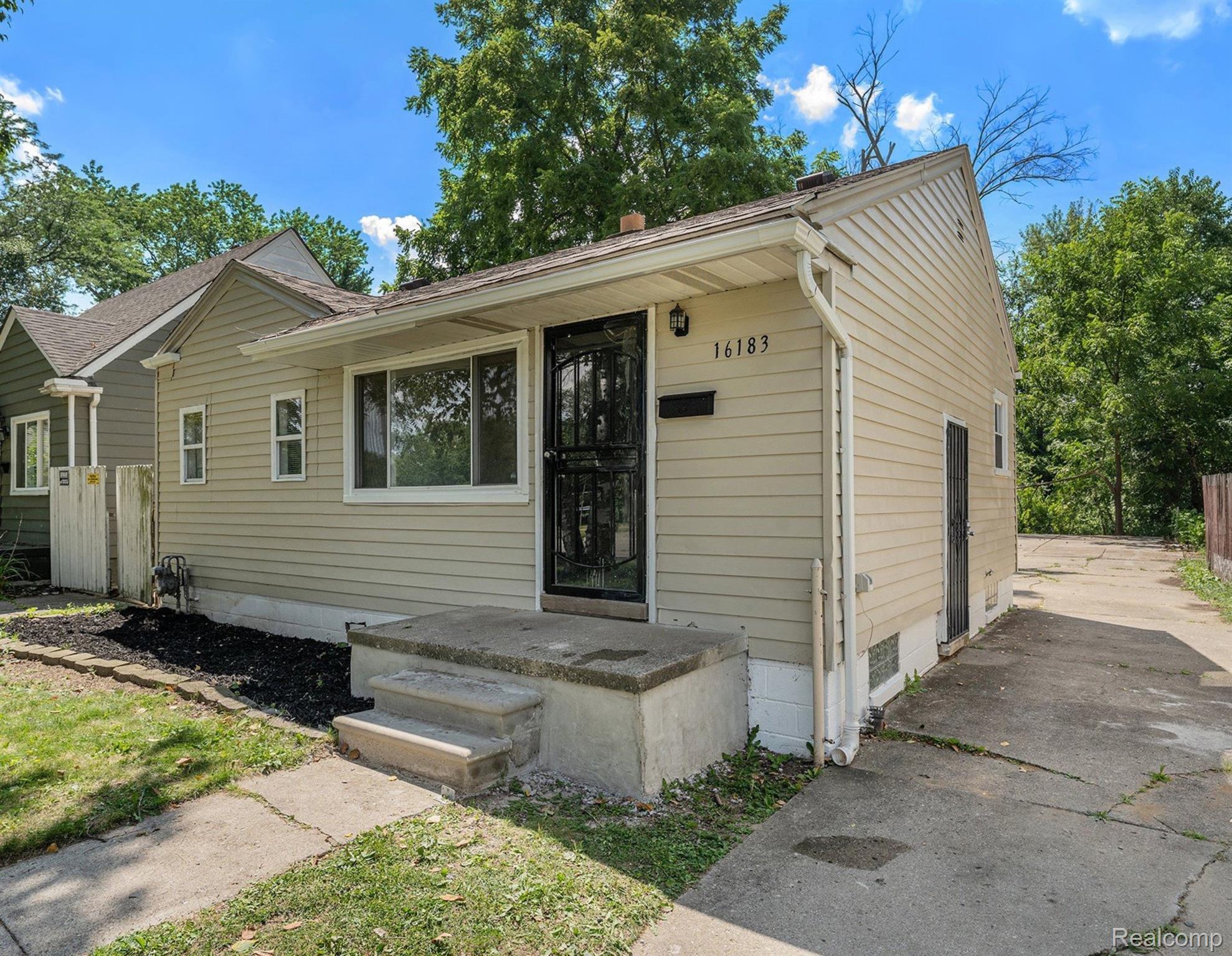 Detroit City, Michigan 48219, United States, 2 Bedrooms Bedrooms, ,1 BathroomBathrooms,Residential,Pending,192655